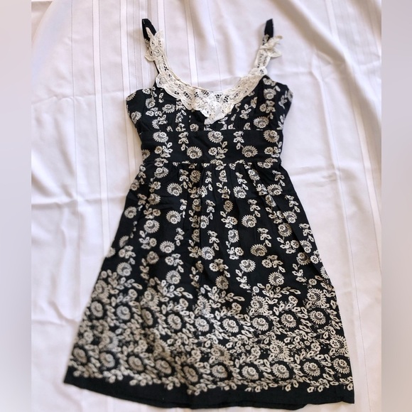 Navy and White Floral Dress with Lace Accents - Picture 6 of 16